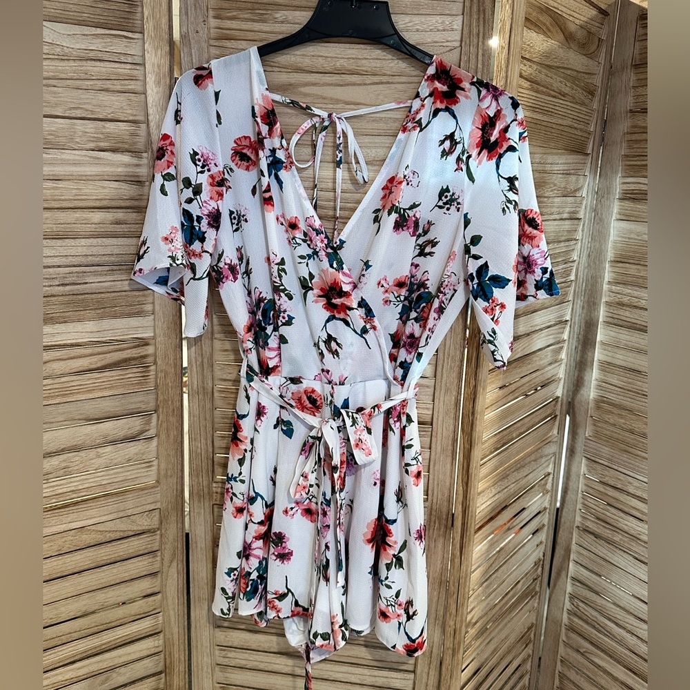 Trixxi women’s floral romper, size Large